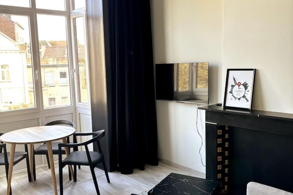 Au Cabinet Childeric Apartment Tournai Bagian luar foto