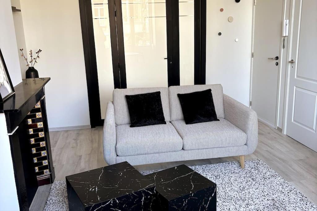Au Cabinet Childeric Apartment Tournai Bagian luar foto