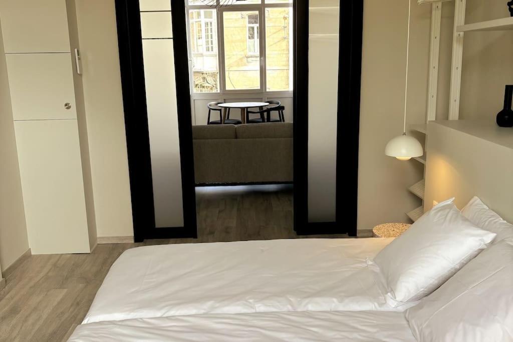 Au Cabinet Childeric Apartment Tournai Bagian luar foto